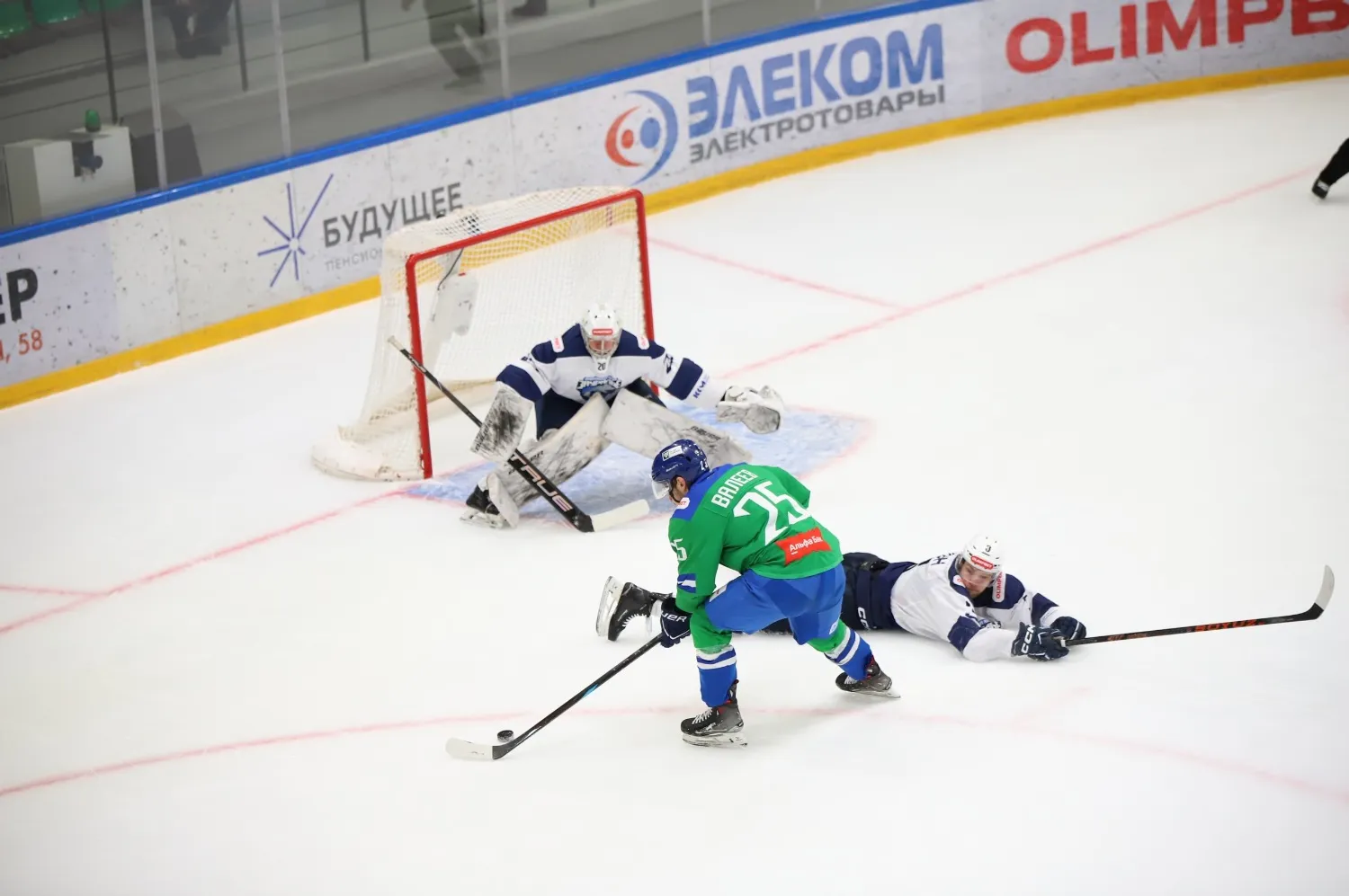 Валеев атакует ворота гостей.