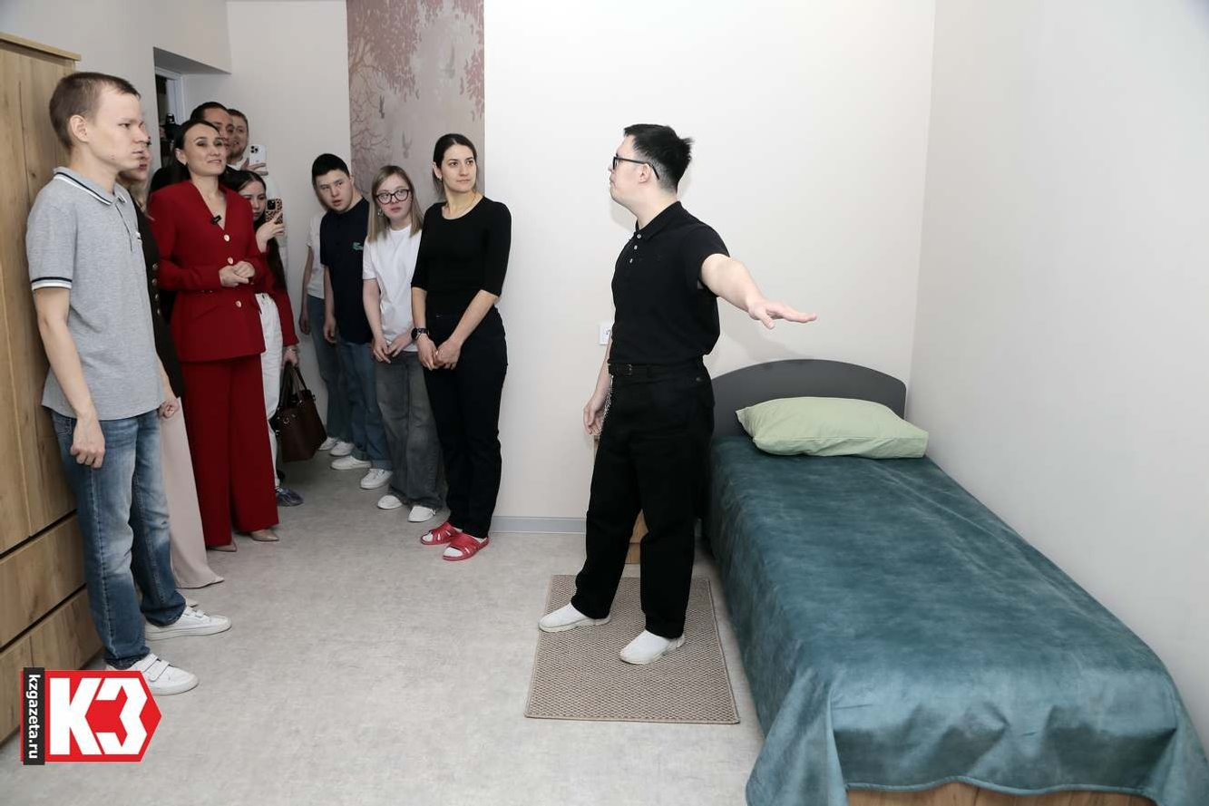 Для гостей провели экскурсию и рассказали, чем занимаются ребята в их общем доме. Фото: Руслан Никонов, «КЗ».