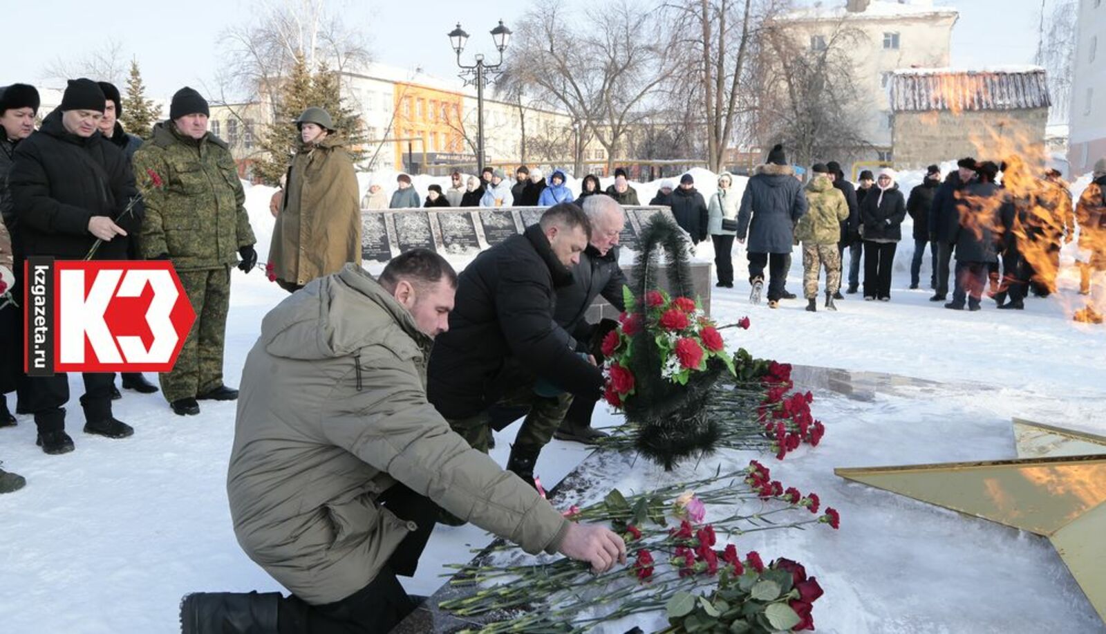 Цветы к Вечному огню – дань памяти всем воинам, погибшим, защищая Отечество. Фото: Руслан Никонов, «КЗ».