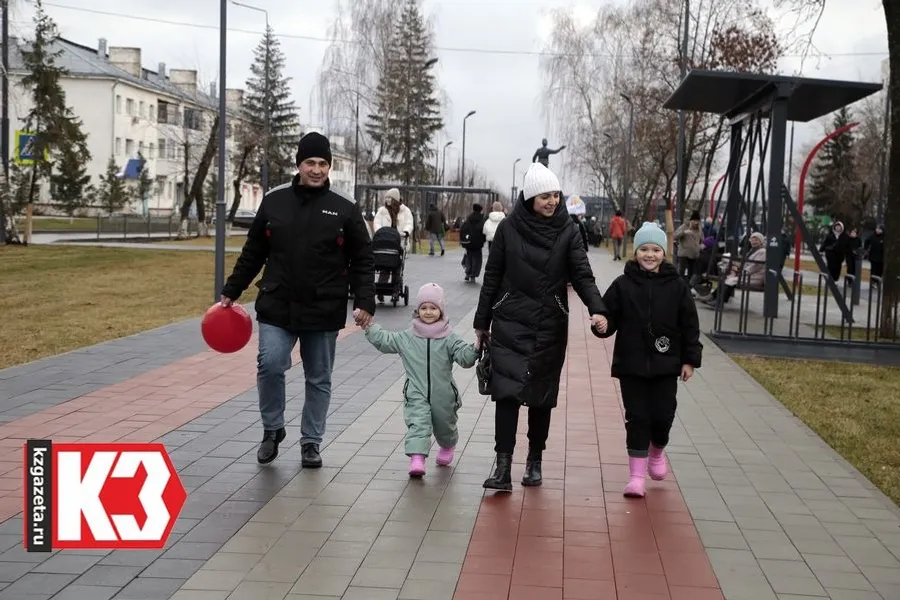 Аллея трудовой славы стала местом, где можно почувствовать связь поколений. Фото: Руслан Никонов, «КЗ».
