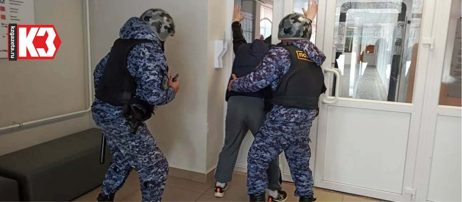 Приехавшие на вызов представители Росгвардии в бронежилетах быстро обезвреживают и уводят преступника. Фото: Миляуша Сиразетдинова, «КЗ».
