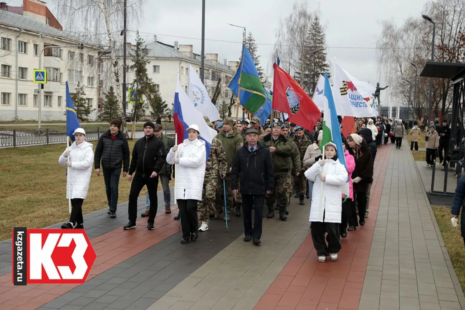 По обновлённой аллее прошли школьники и трудовые коллективы города. Фото: Руслан Никонов, «КЗ».