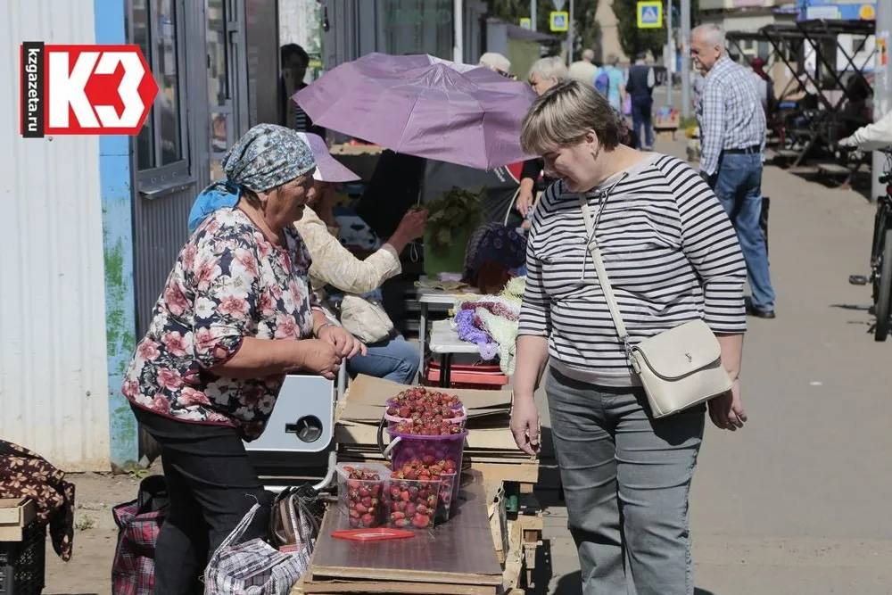 Люди активно покупают сладкие ягоды на местном рынке. Фото: Руслан Никонов, «КЗ».