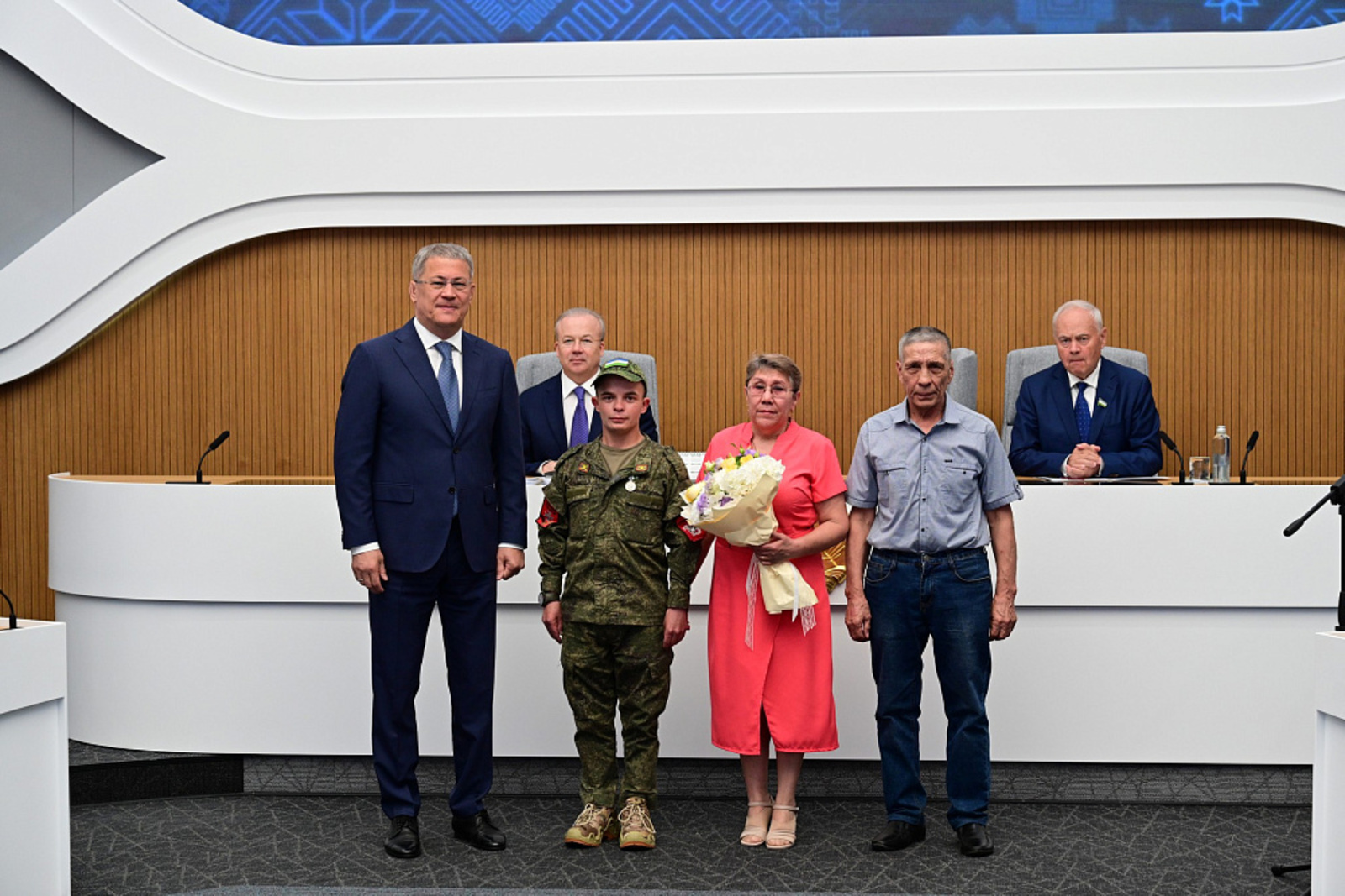 Радий Хабиров вручил медаль генерала Шаймуратова участнику СВО из Башкортостана