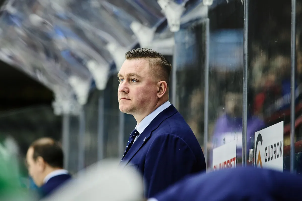 Пресс-служба ХК «Кристалл». https://kristallsaratov.ru/ Главный тренер «Тороса» Николай Лемтюгов.