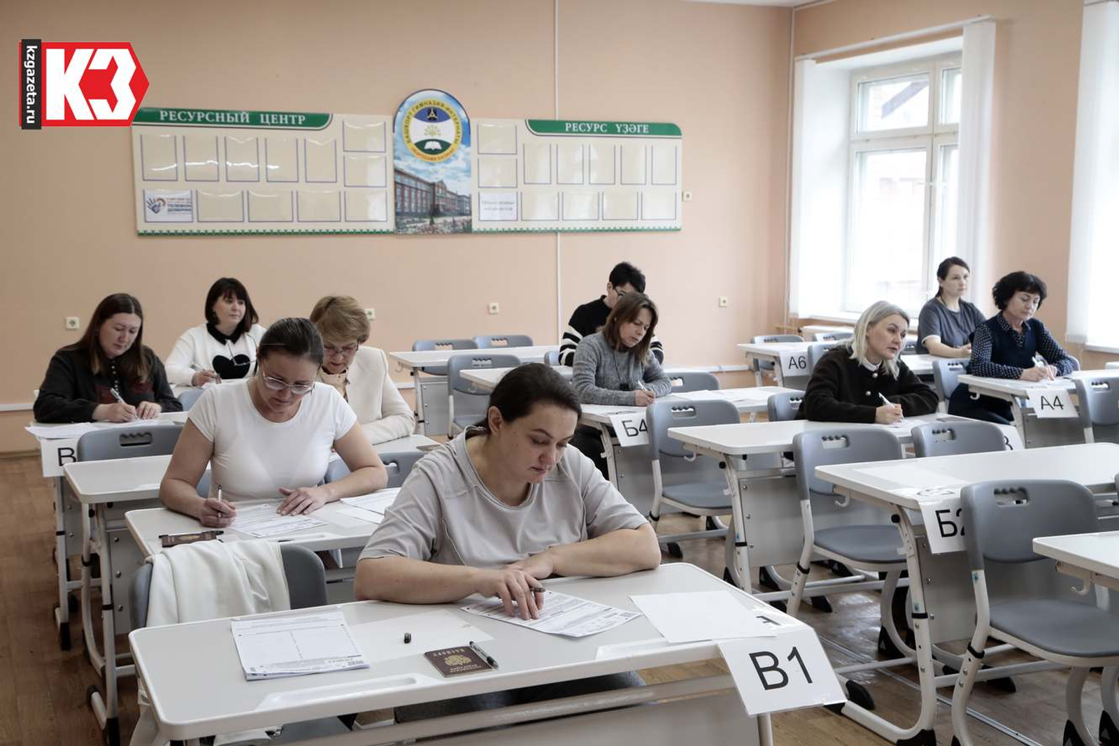 Родители выпускников приняли участие во Всероссийской акции «Сдаём вместе. День сдачи ЕГЭ родителями». Фото: Руслан Никонов, «КЗ».