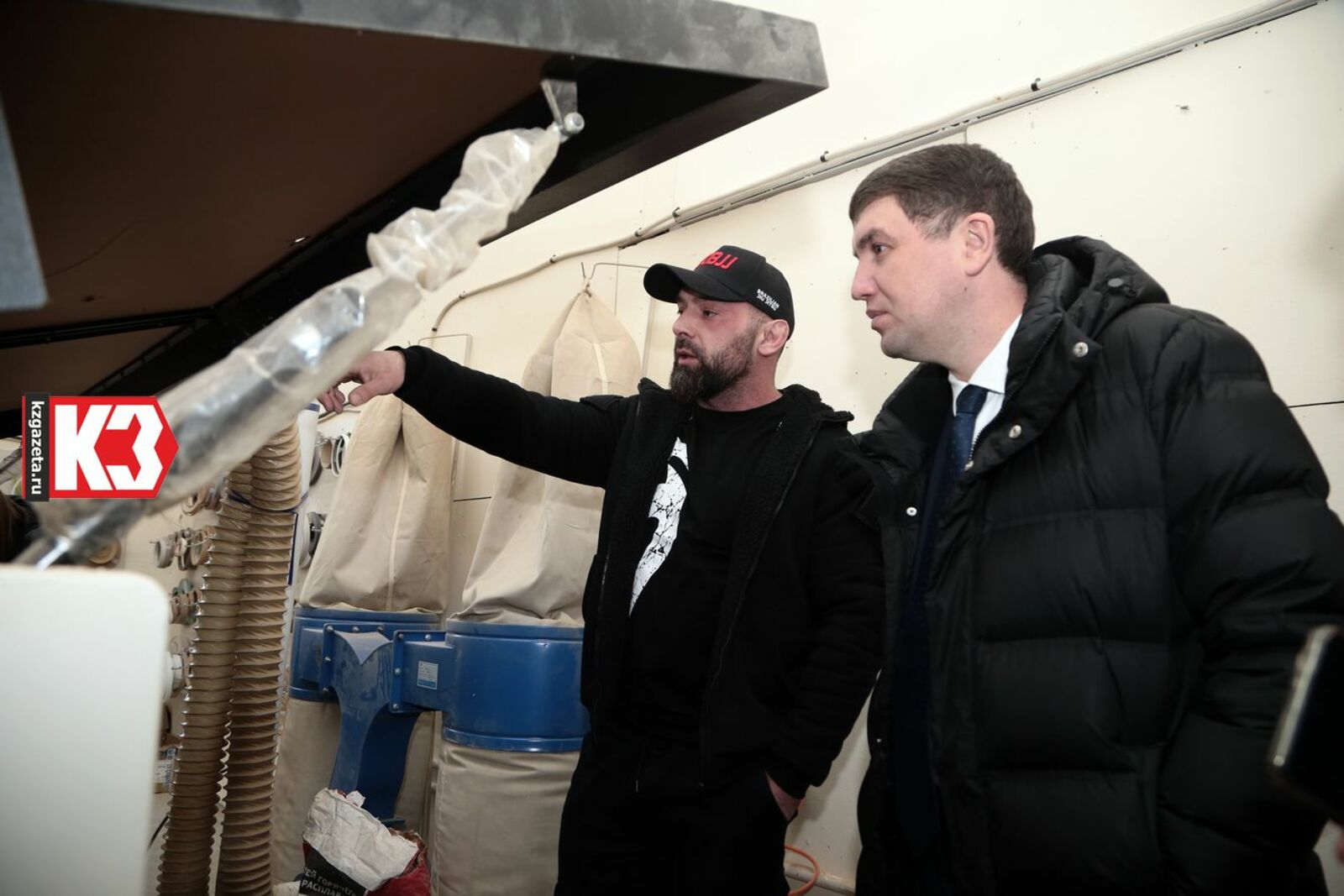 Эльдар Валидов ознакомился с процессом производства мебели. Фото: Руслан Никонов, «КЗ».