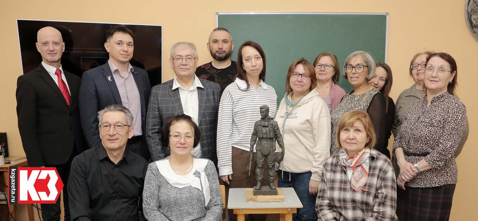 Выпускник ДХШ г. Нефтекамска, нынче именитый скульптор Ахнаф Зиякаев (третий слева во втором ряду) на встрече с творческой интеллигенцией города. Фото: Руслан Никонов, «КЗ».