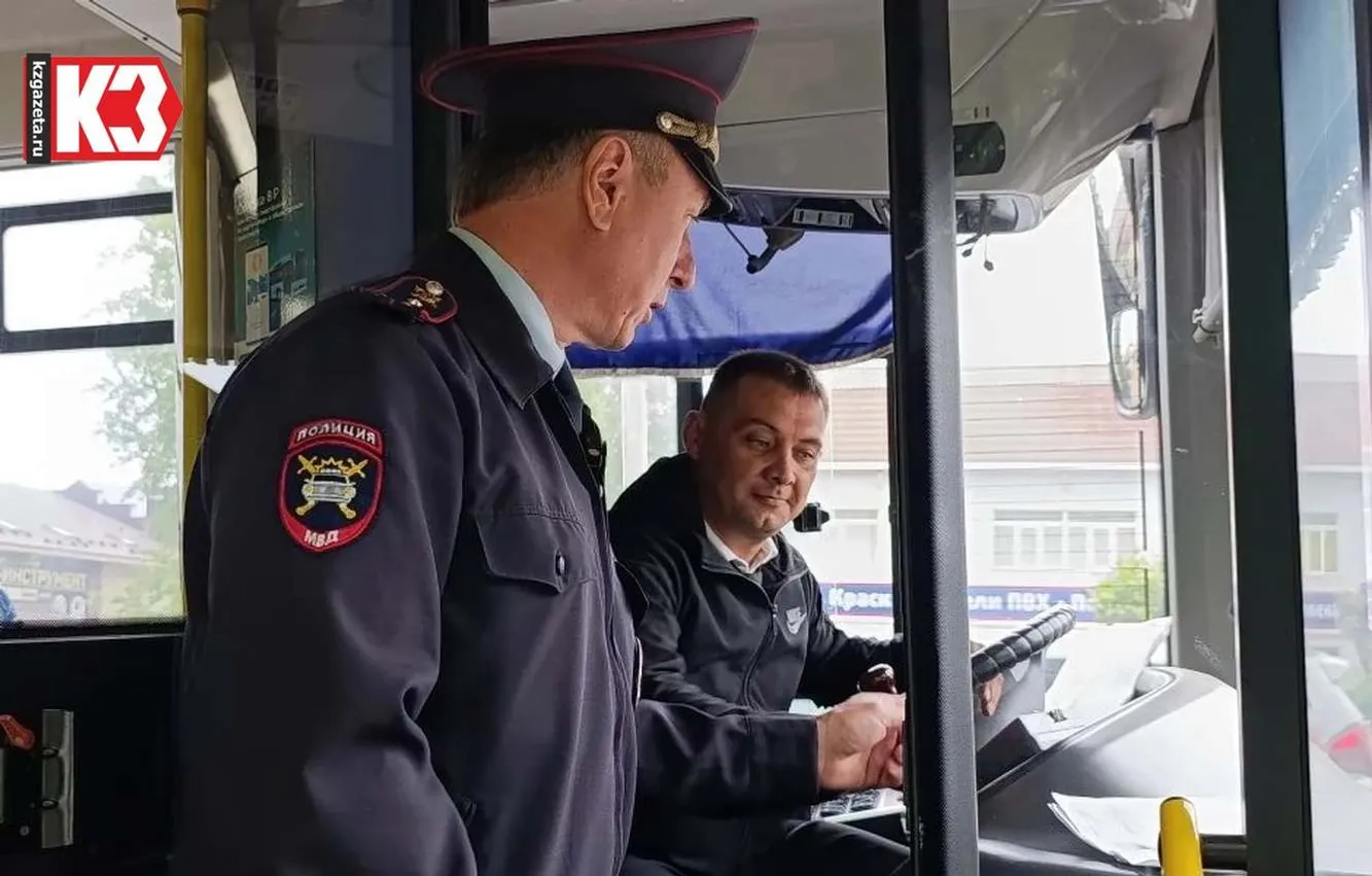 Водитель предъявляет проверяющим все разрешительные документы. Фото: Регина Кузнецова, «КЗ».