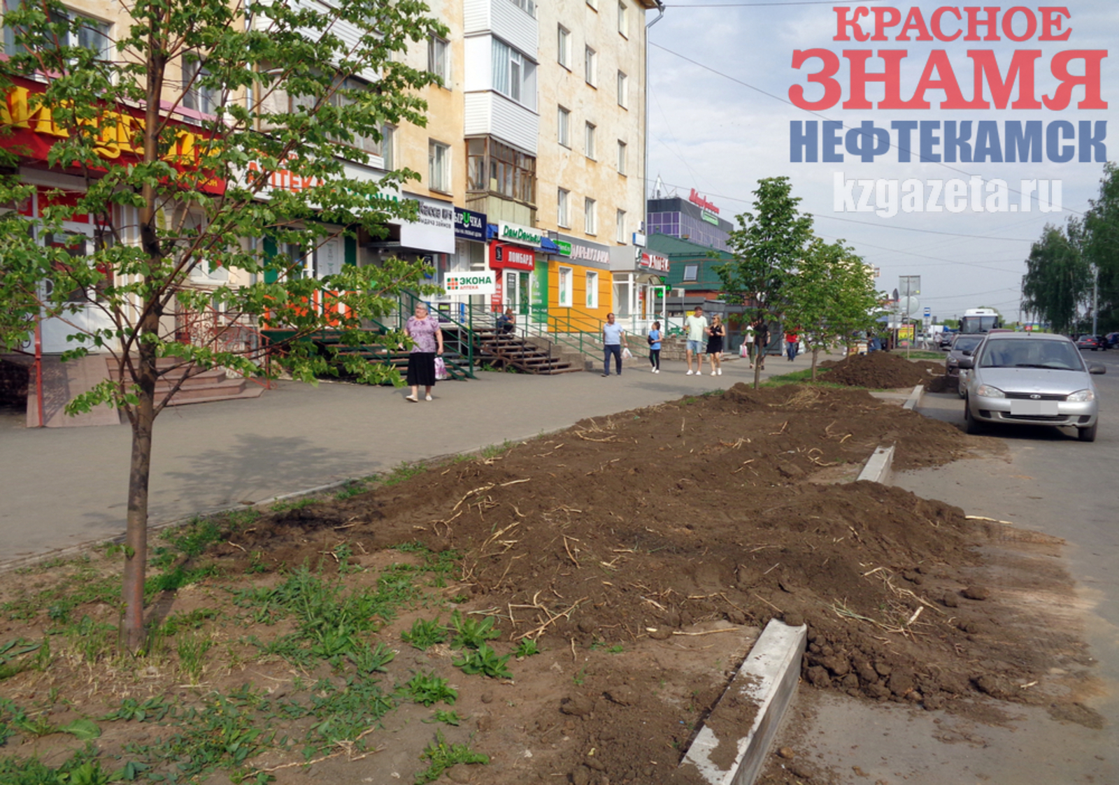Ремонт газона начали от центрального рынка. Фото: Наиль Фахреев, «КЗ».
