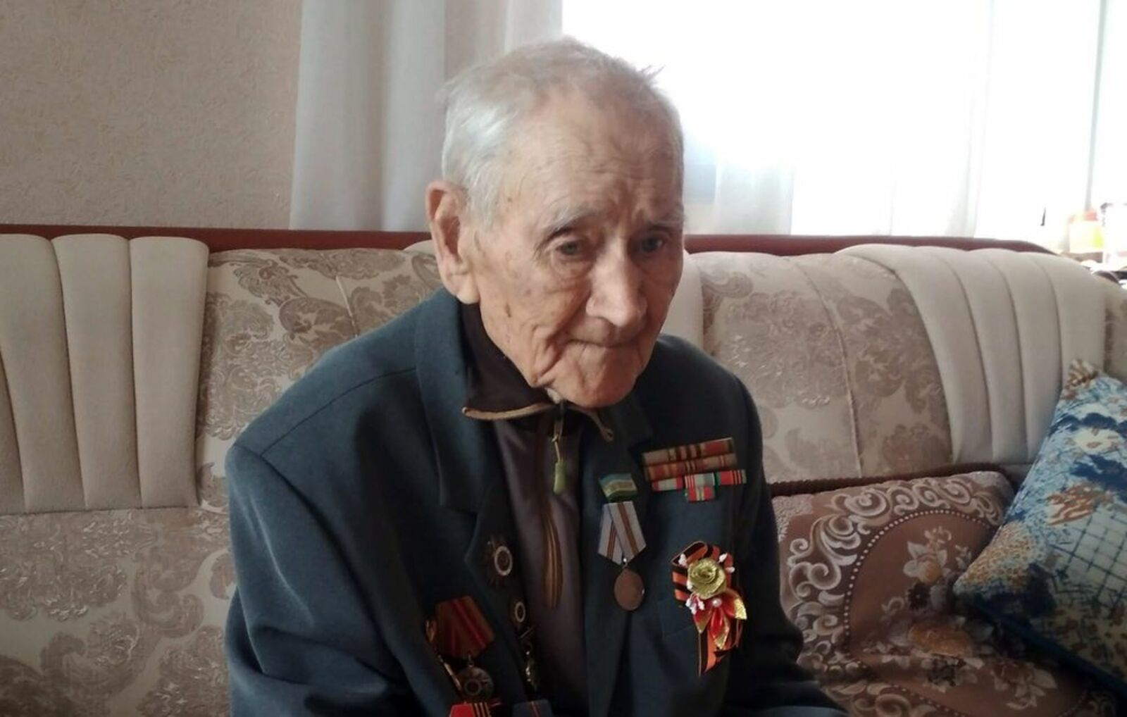 Вся грудь ветерана в медалях, ему есть что вспомнить. Фото: Елена Аллаярова, «КЗ».