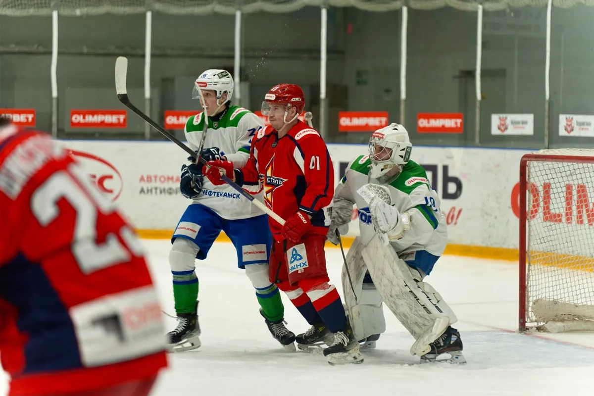 Пресс-служба ХК «Ижсталь».  https://hcizhstal.ru/izhstal Гунькин против Ерофеева в зоне гостей.