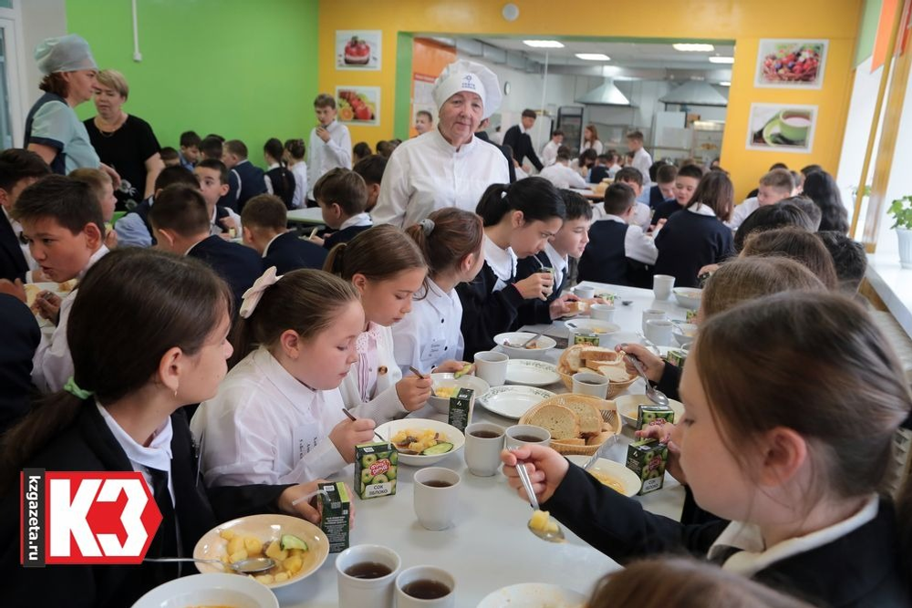 Главный показатель работы поваров, это когда дети едят с удовольствием. Фото: Руслан Никонов, «КЗ».