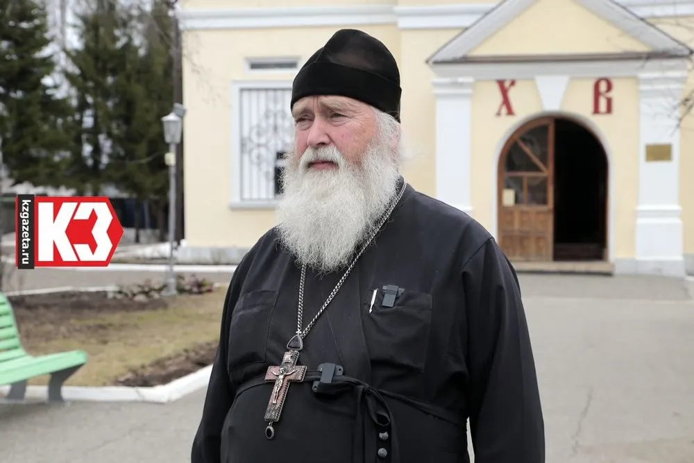 Будучи настоятелем Петропавловской церкви Алексей Тихонов вместе с прихожанами восстанавливал божий храм в течение десяти лет. Он вспоминает с благодарностью каждого, кто помогал в этом благом деле. Фото: Руслан Никонов, «КЗ».