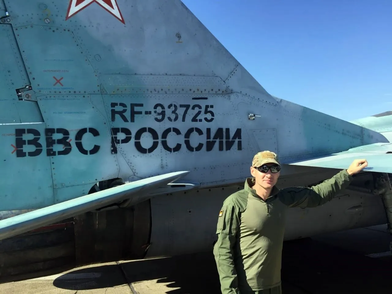 У российского истребителя.
