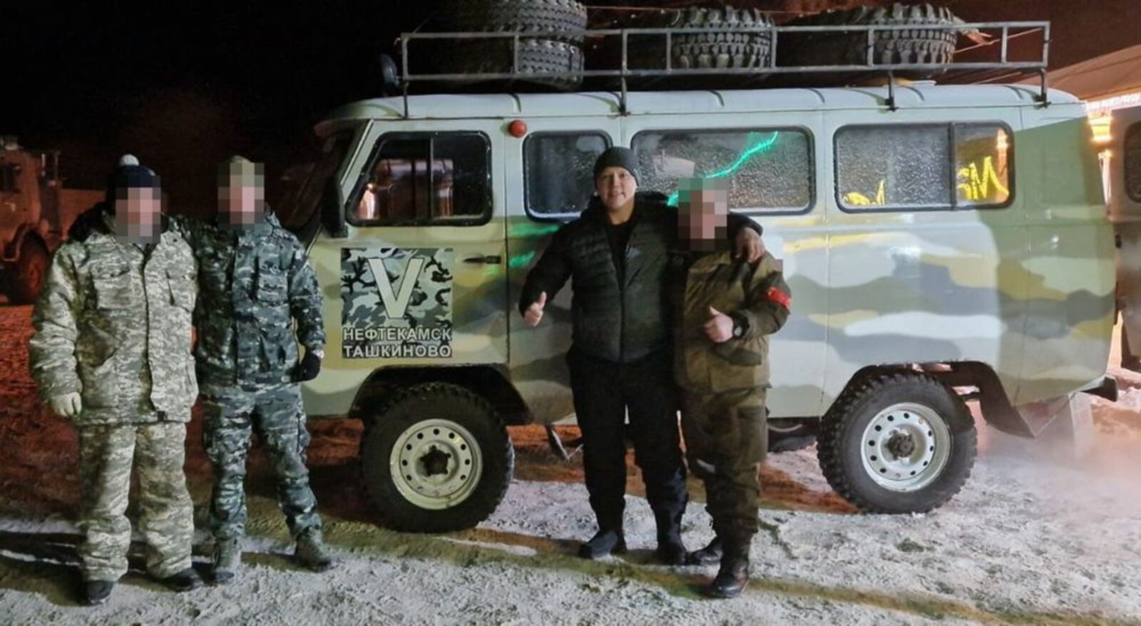Адис Валеев с бойцами на фоне привезённого им УАЗа.