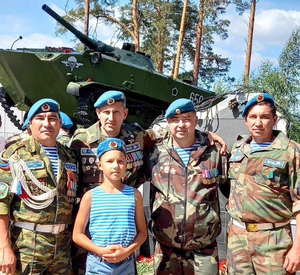 Гвардии рядовой Александр Баиров (слева) с сыном и друзьями-десантниками.