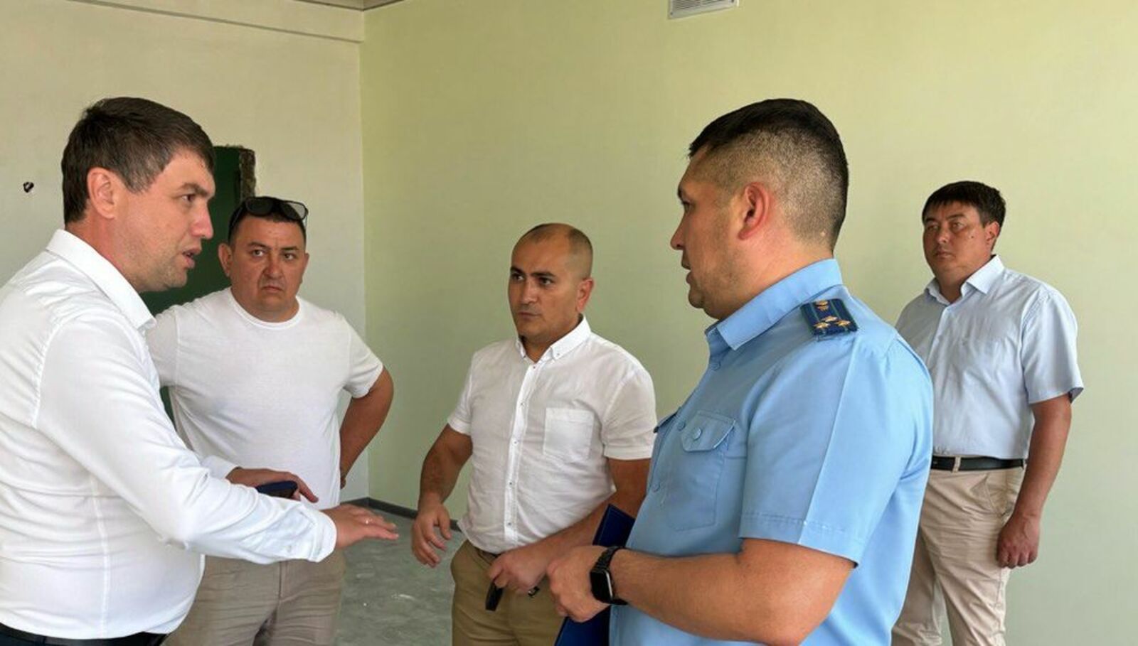 Прокурор провёл выездное совещание с участием руководства заказчика, муниципалитета и подрядных организаций.