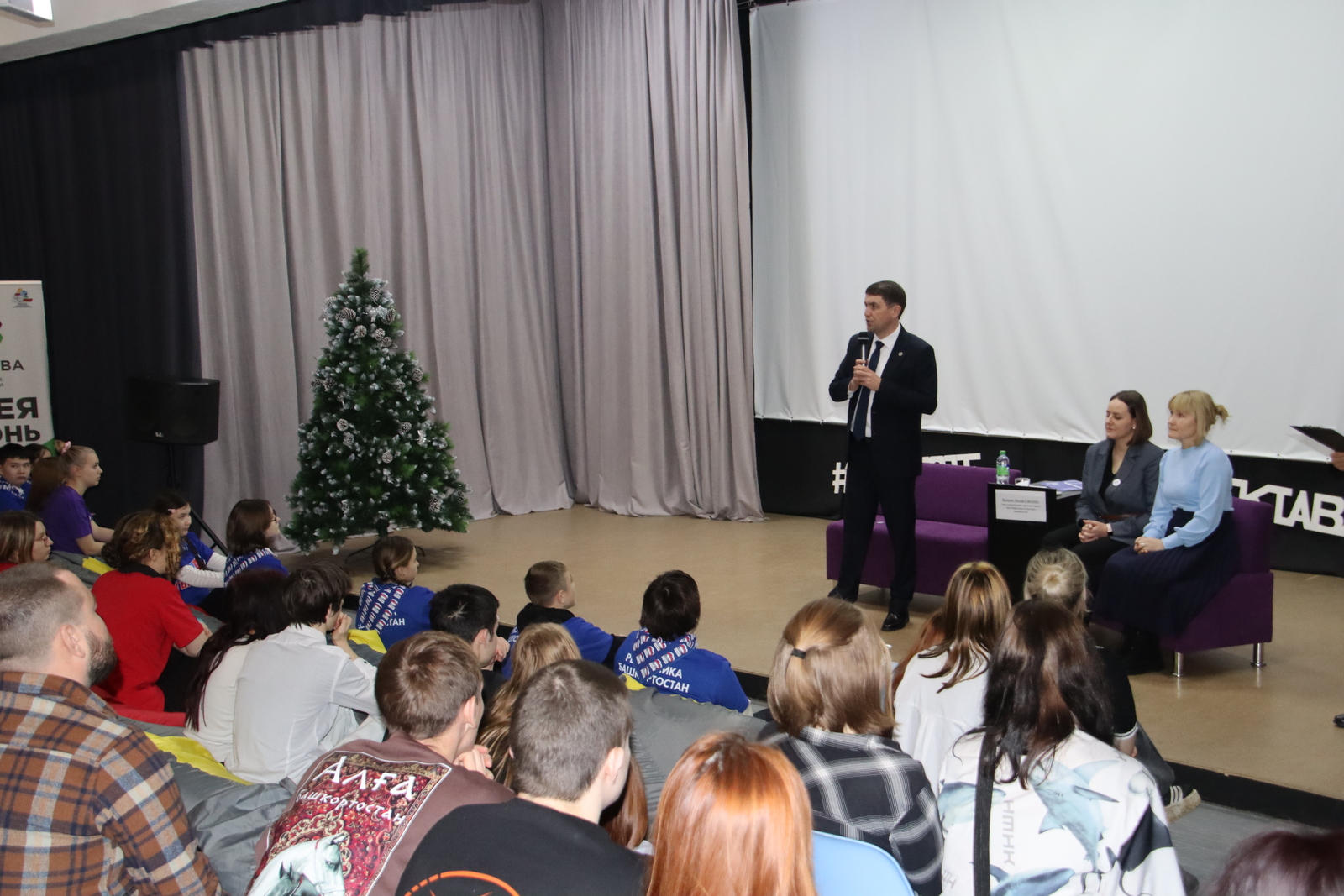 Эльдар Валидов встретился с нефтекамскими волонтёрами. Фото: Алина Мадешина.