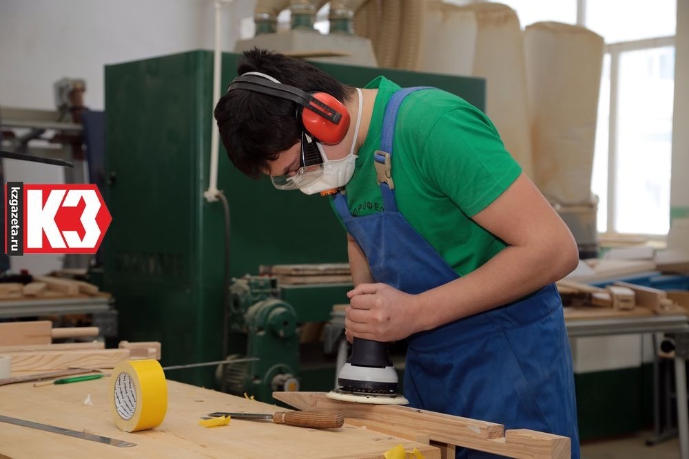 Многопрофильный колледж: конкурсанты должны профессионально работать и на станках, и мастерски владеть ручным инструментом. Фото: Руслан Никонов, «КЗ».