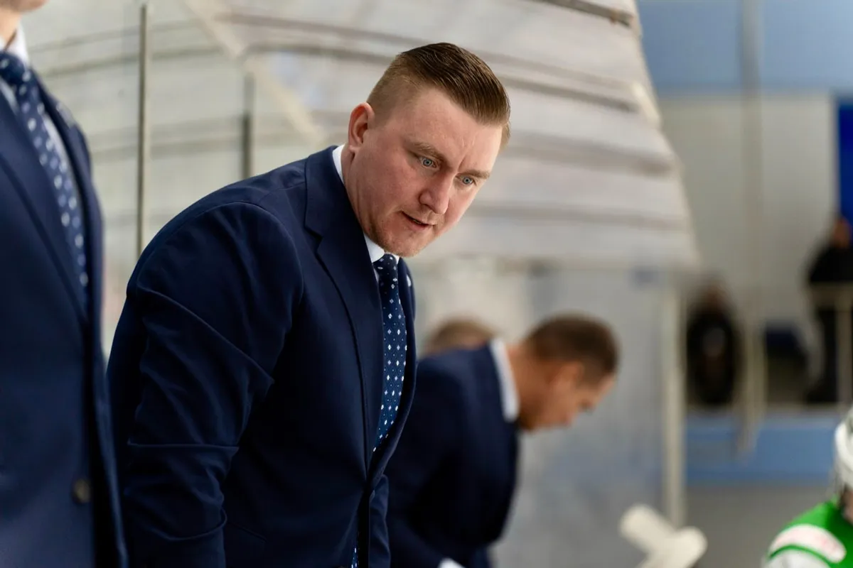 Пресс-служба ХК «Ижсталь».  https://hcizhstal.ru/izhstal Главный тренер «Тороса» Николай Лемтюгов.