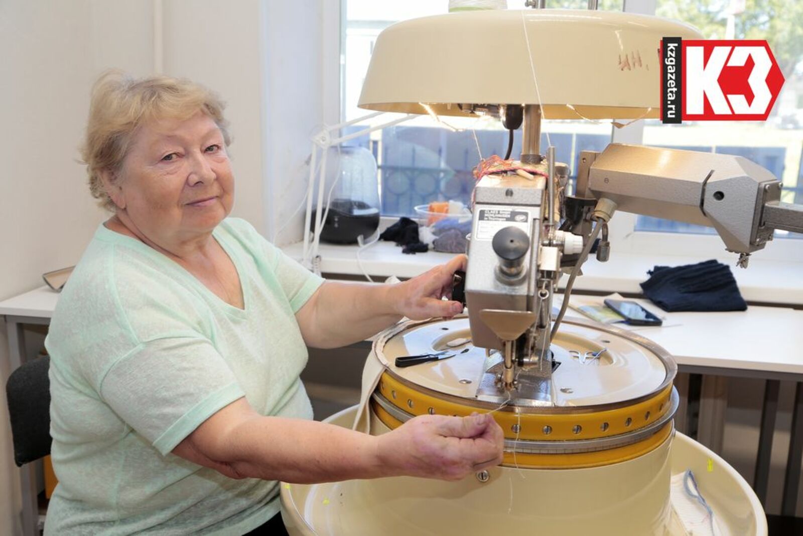 Светлана Мельникова более 40 лет проработала на кеттельном станке. Фото: Руслан Никонов, «КЗ».