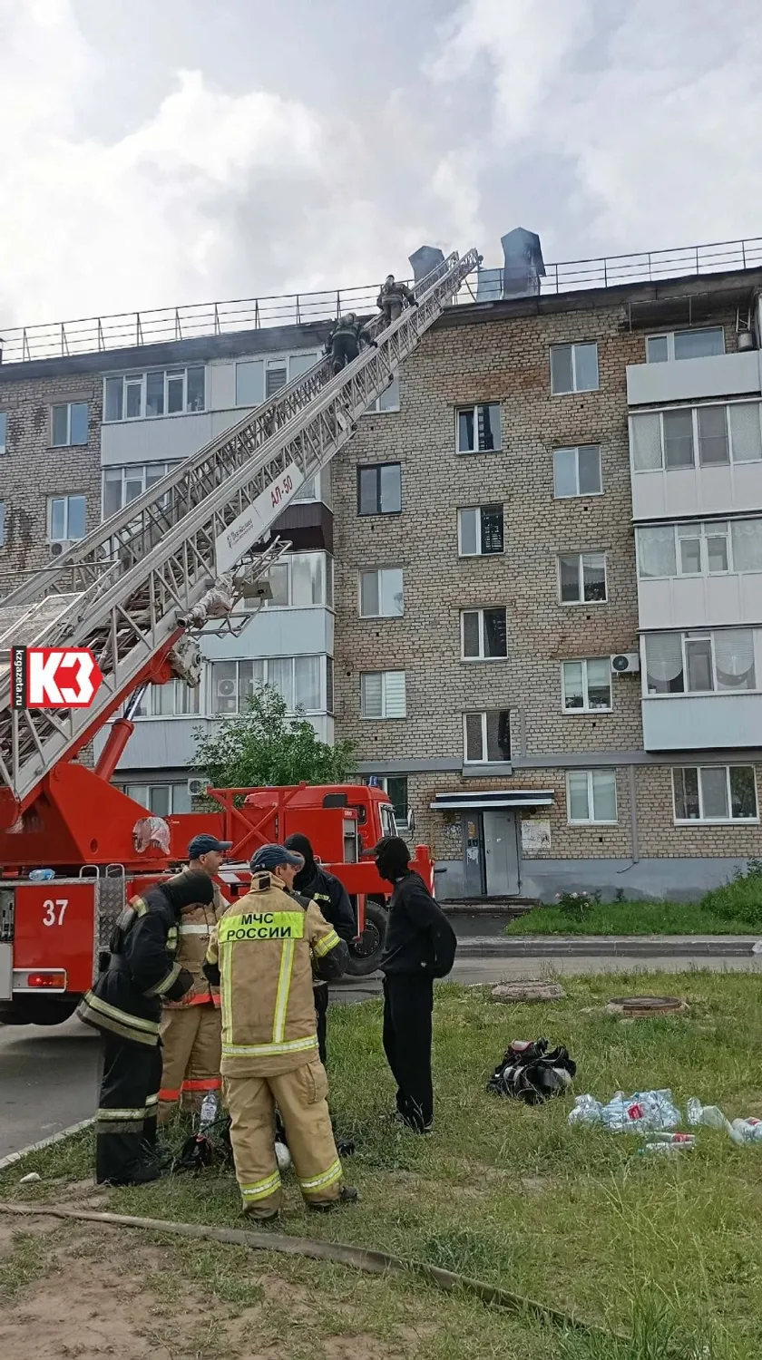Огнеборцы тушили пожар, периодически сменяя друг друга. Фото: Юлия Щелчкова, «КЗ».