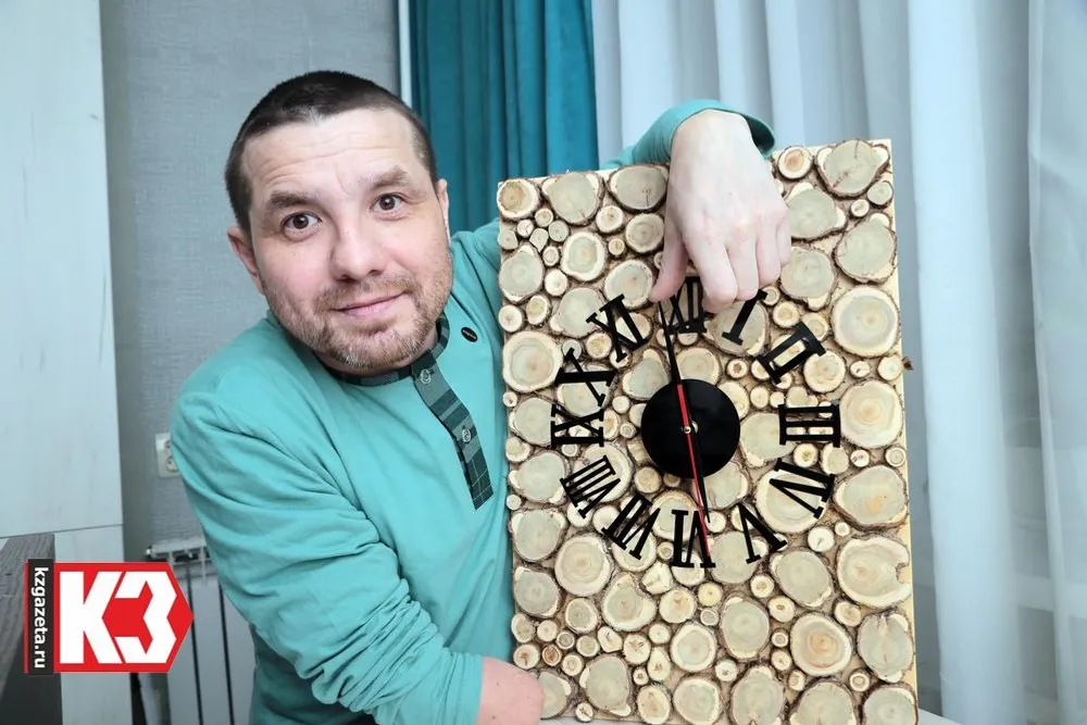 Рауф увлекается работой с деревом и хочет открыть столярную мастерскую. Фото: Руслан Никонов, «КЗ».