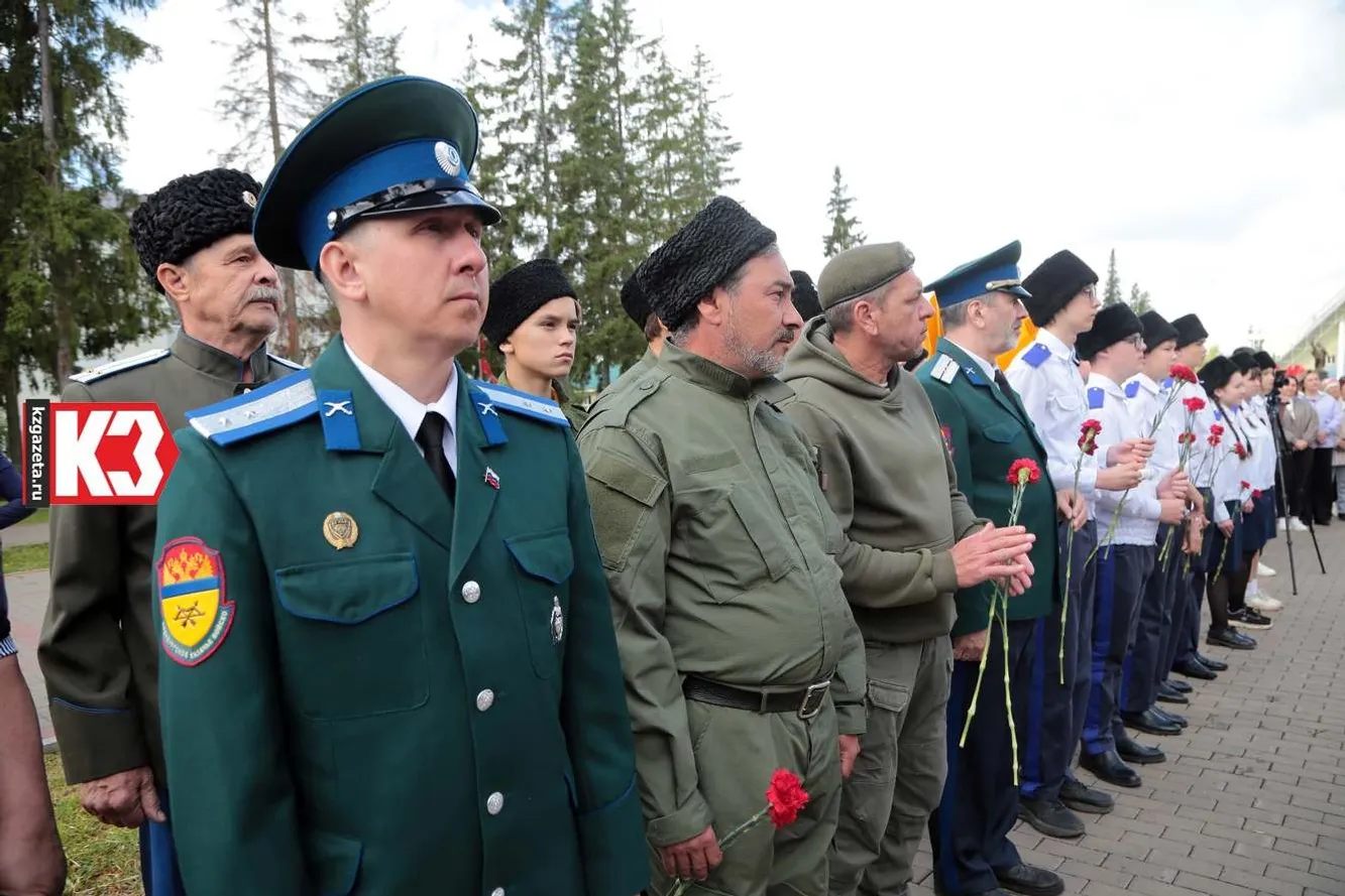 На открытие пришли ветераны, сотрудники полиции, администрации, центра поддержки СВО, военкомата и кадеты казачьего класса. Фото: Руслан Никонов, «КЗ».
