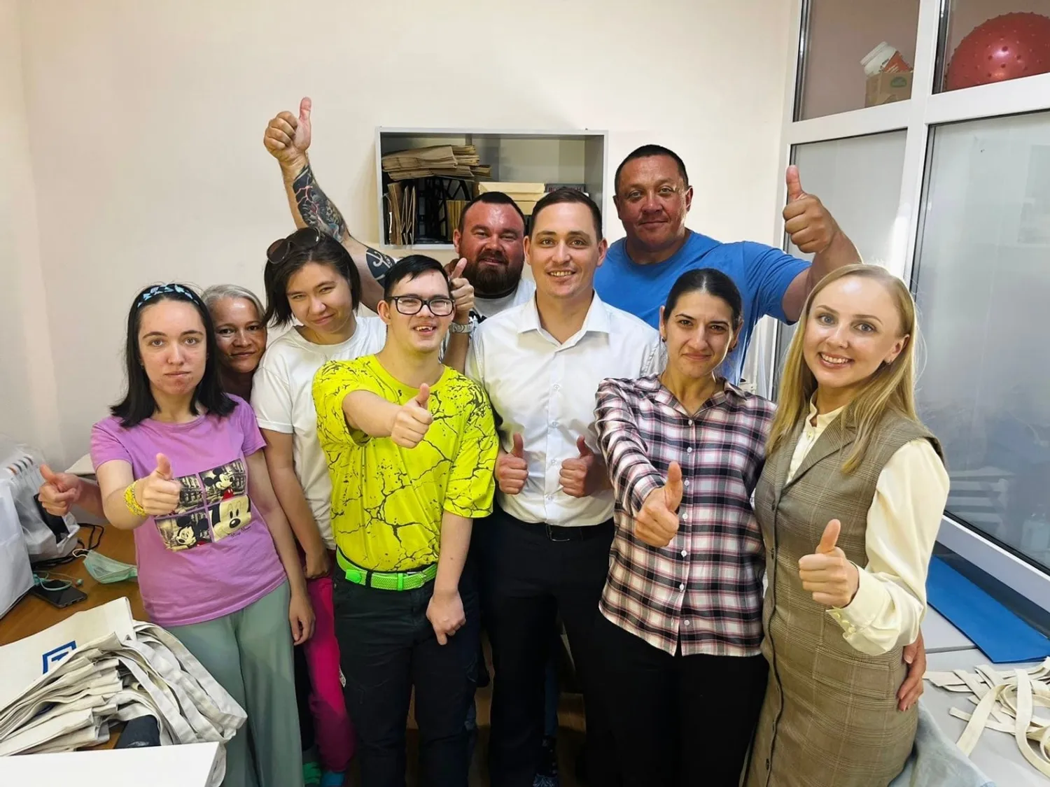 Фото на память в инклюзивной мастерской «Доброштуки» с самыми сильными людьми Денисом Вагаповым и Михаилом Кокляевым. Фото из семейного архива Габидулиных.