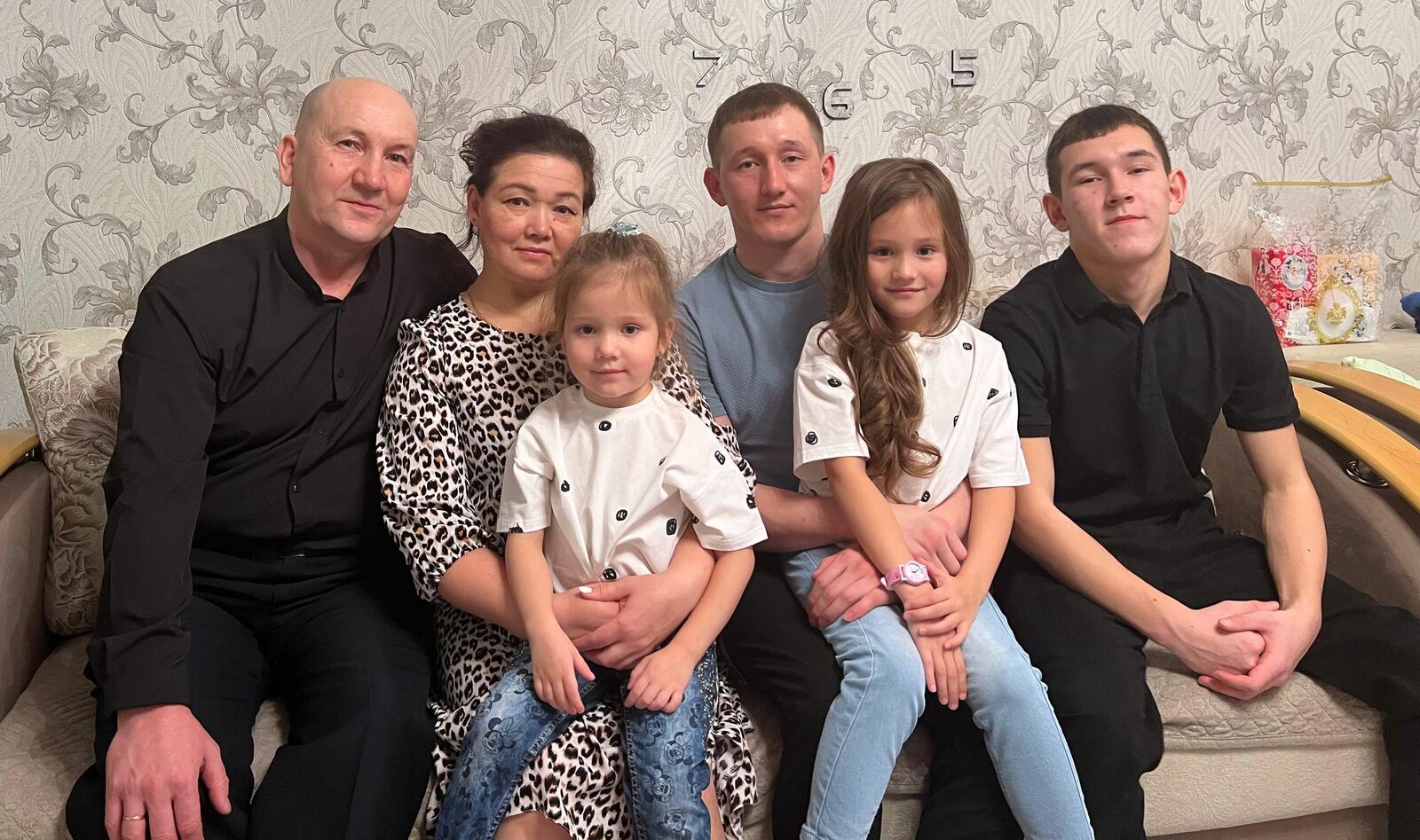 Альбина Исламова в кругу своей семьи.