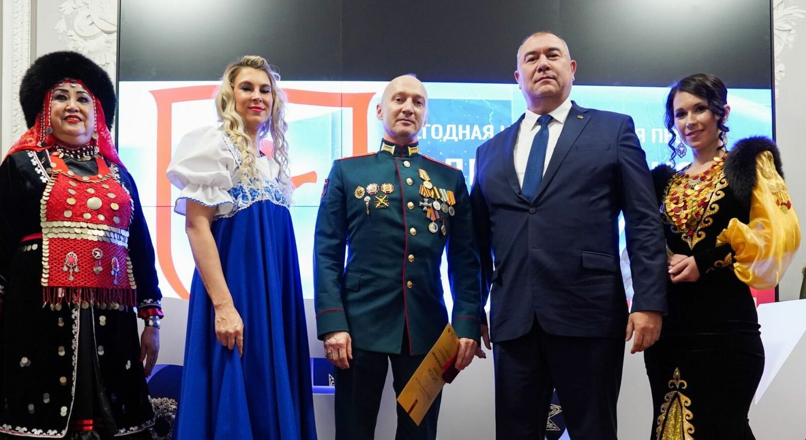 Алексей Савельев (в центре) получает диплом лауреата национальной премии «Лидеры Сильной  России» в номинации « Орден Мужества». Фото: Наталья Грибова.