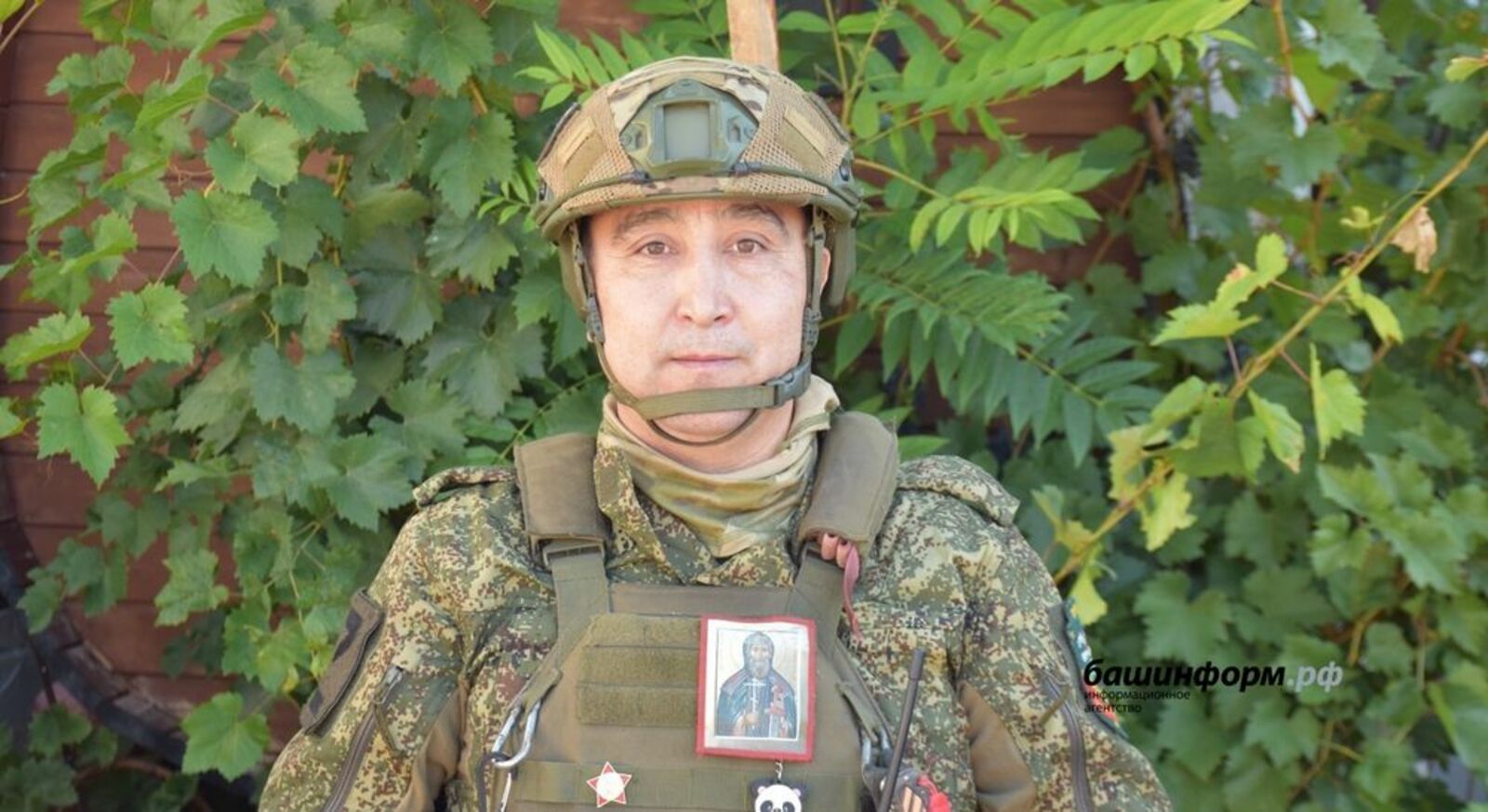 Эдуард Кускарбеков, ИА «Башинформ» https://www.bashinform.ru/news/svo/2025-10-09/ponyal-sut-ofitserov-yakut-iz-bashkirii-ushyol-na-svo-posle-rozhdeniya-docheri-4416374