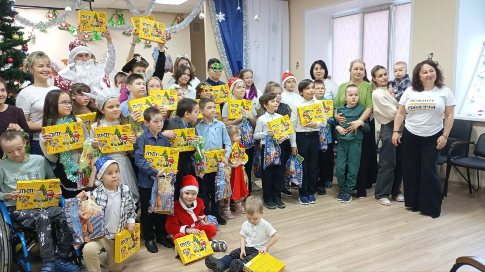 Волонтёры ООО «Башнефть-Добыча» вручили подарки воспитанникам реабилитационного центра. Фото: Юлия Щелчкова, «КЗ».