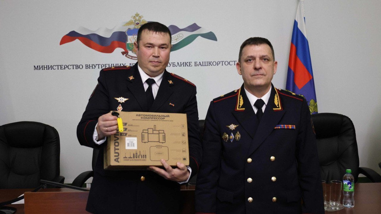Министр МВД Республики Башкортостан Александр Воронежский вручил Айрату Ямалову ключи от нового служебного автомобиля и другие подарки. Фото: пресс-служба МВД РБ.