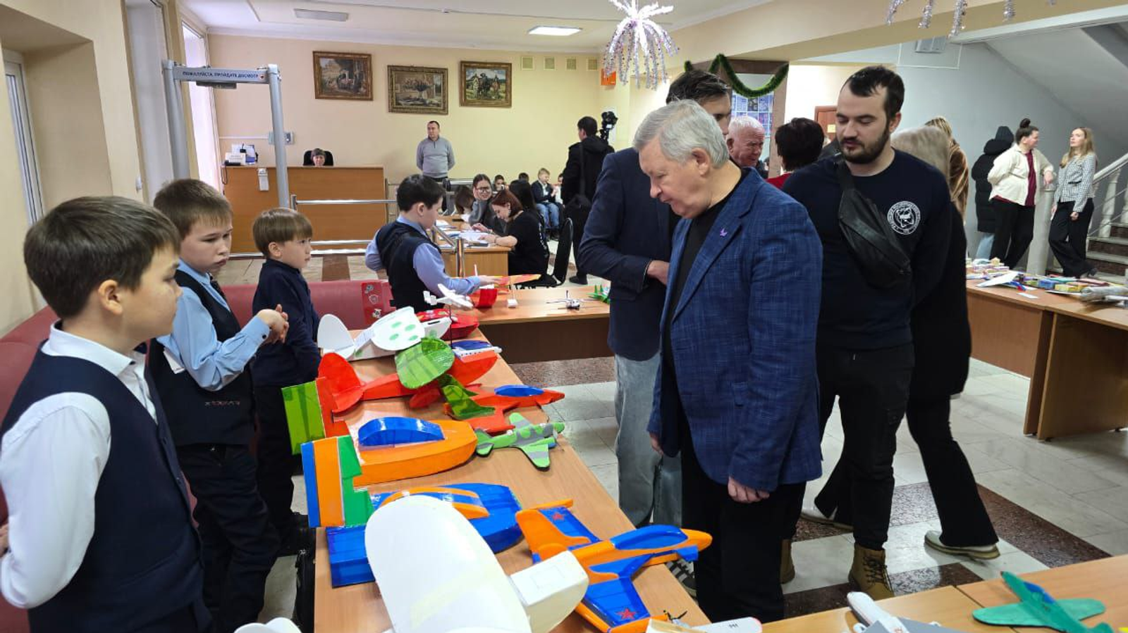 Работы участников олимпиады оценивает экспертная комиссия во главе с кандидатом технических наук С.И.Каменевым.