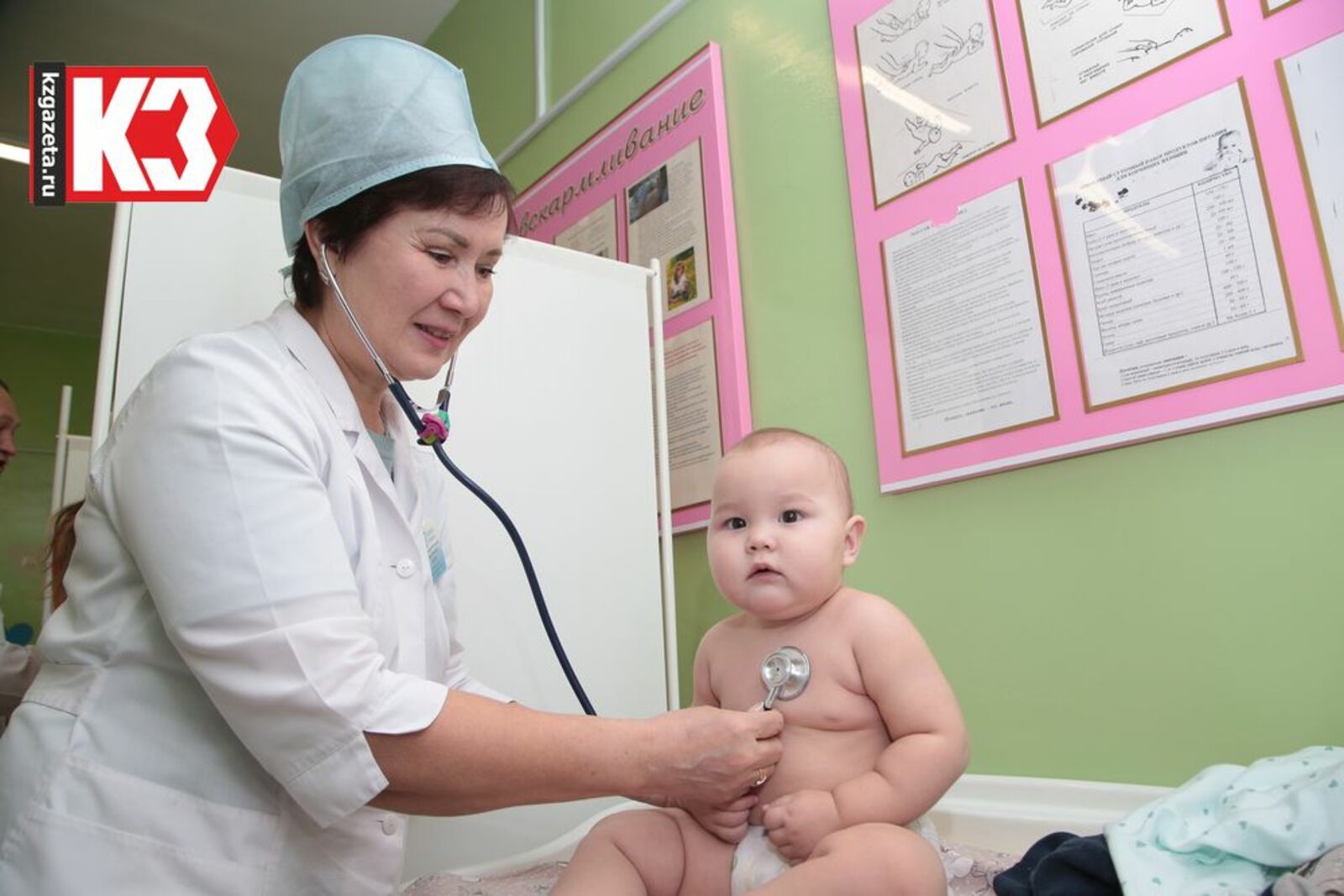 Лилия Абдеева осматривает маленького пациента. Фото: Руслан Никонов, «КЗ».
