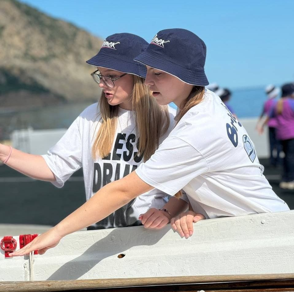 Артековцы изучают строение и вооружение шлюпки. Фото из личного архива Марии Косотухиной.