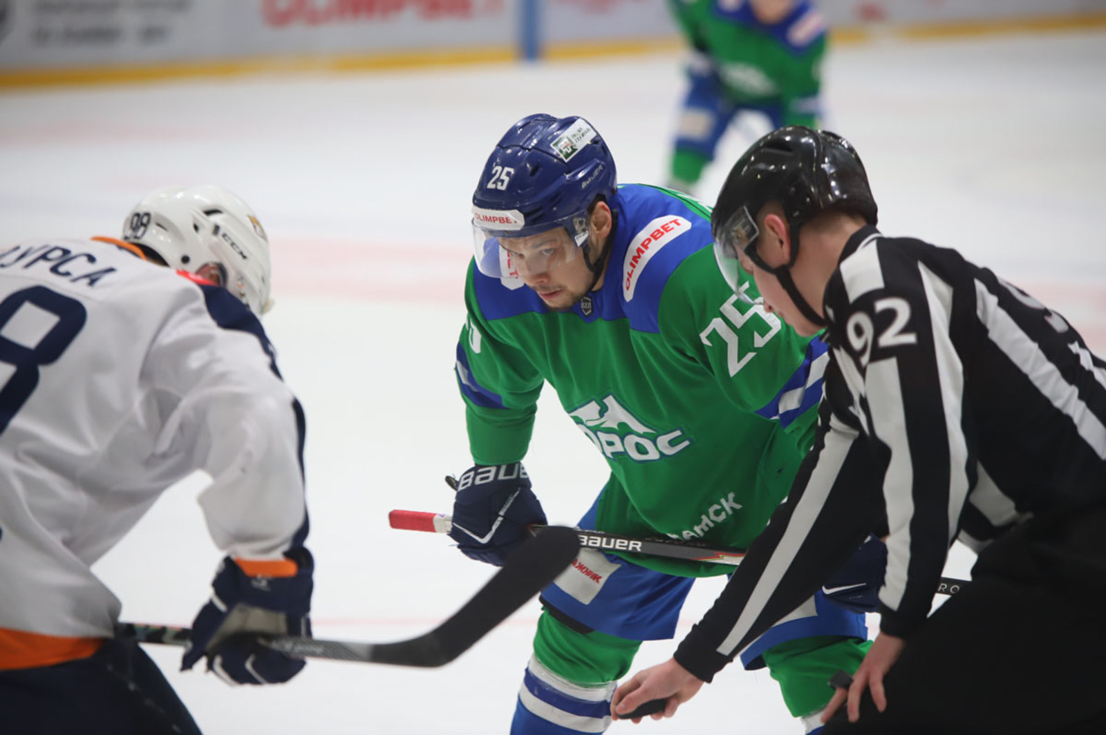 Пресс-служба ХК «Торос». https://hctoros.ru/ Валеев и Фурса на вбрасывании в зоне гостей.