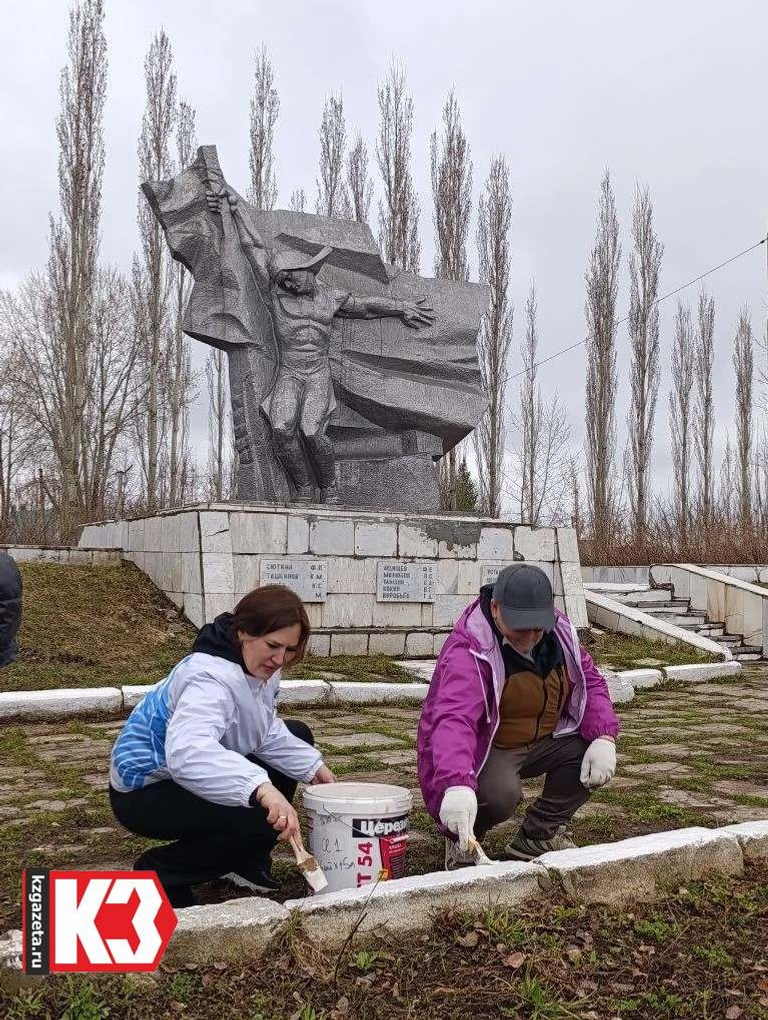 Волонтёры по мере своих сил стараются ухаживать за мемориалом каждый год. Фото: Регина Кузнецова, «КЗ».