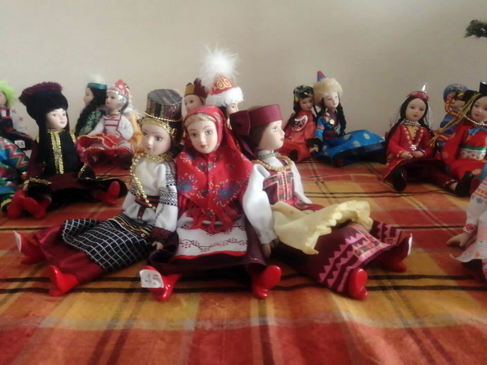 Куколки в национальных костюмах