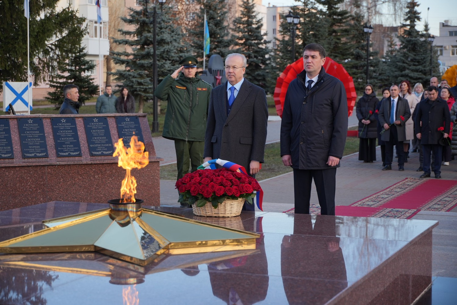 Андрей Назаров и члены правительства РБ возложили цветы в сквере Победы и почтили память героев.
