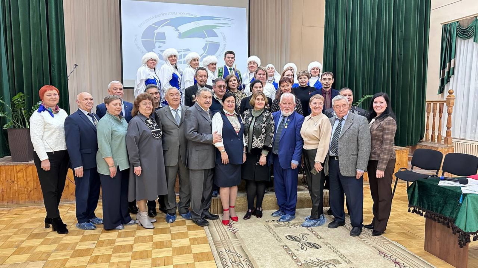 Участники юбилейного мероприятия сфотографировались на память, ведь и эта дата скоро станет историей.