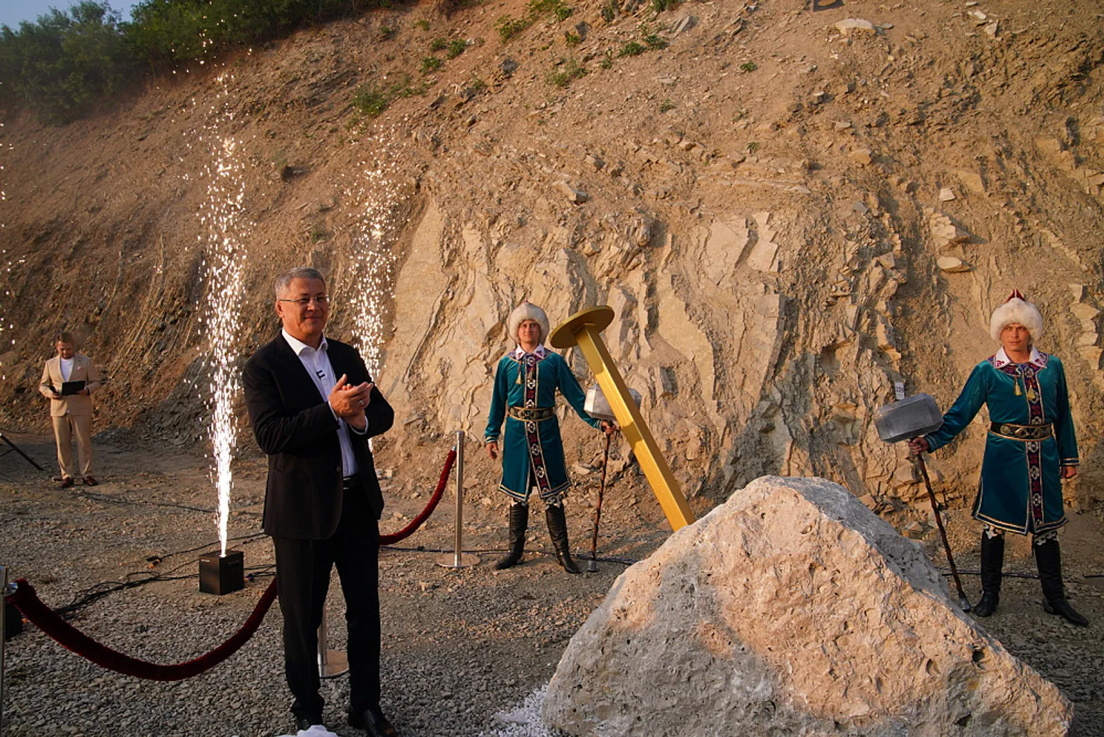 https://glavarb.ru/ru/news/event/v-geoparke-toratau-torzhestvenno-otkryli-pervye-v-rossii-zolotye-gvozdi--usolka-i-dalniy-tyulkas-78304/
