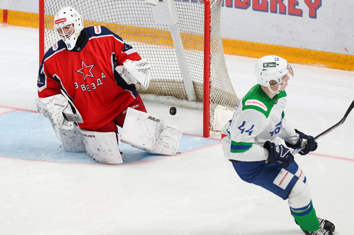 Пресс-служба ХК «Звезда». https://star.cska-hockey.ru/ Шайба летит в ворота после буллита Хворова.