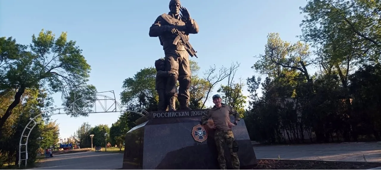 У памятника «Российским добровольцам» в Луганске.
