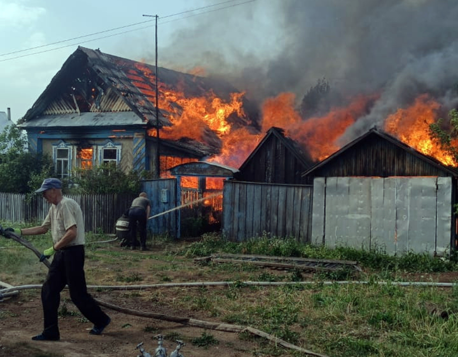 На момент прибытия пожарных дом, баня и гараж уже были охвачены пламенем.
