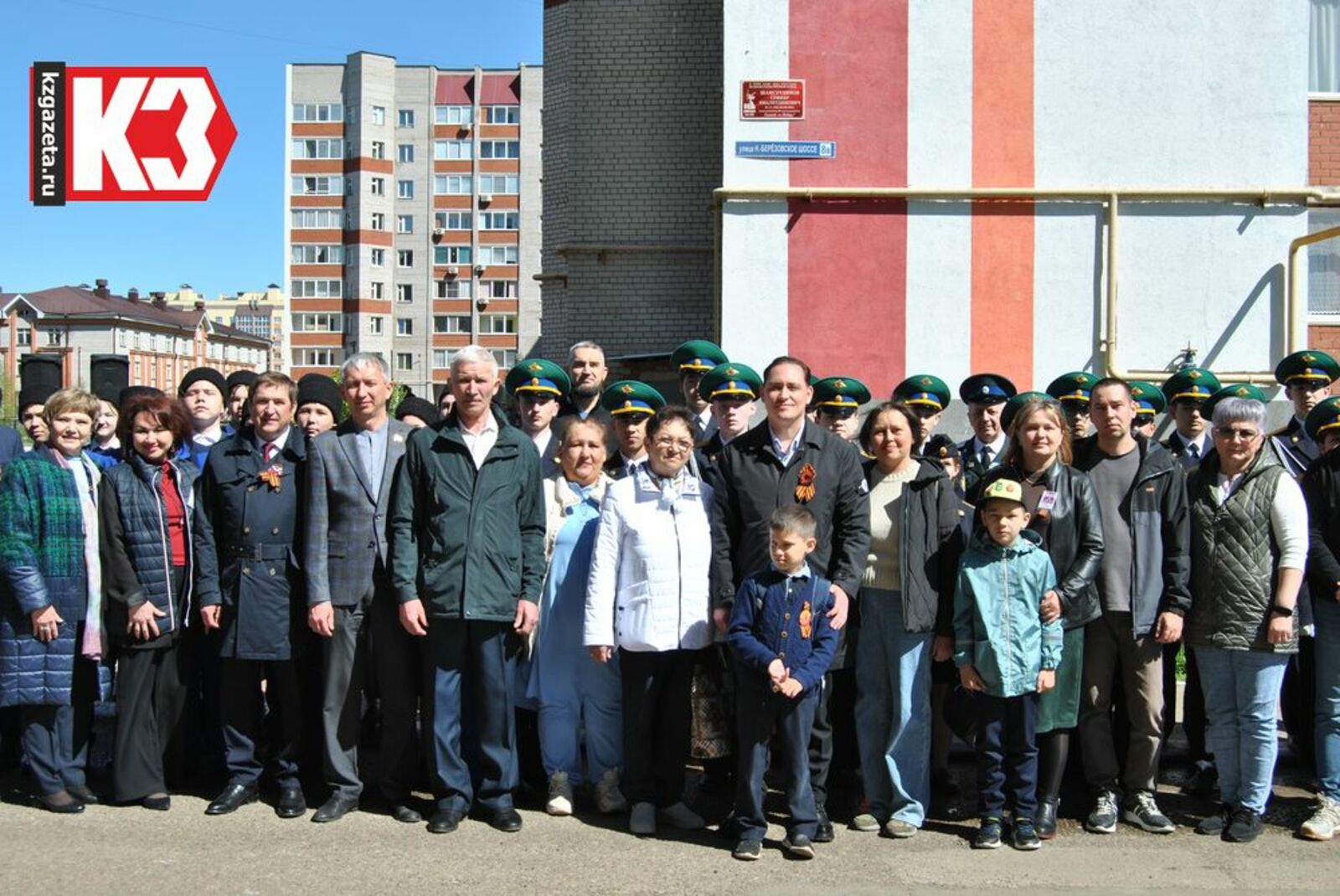 На фасаде дома, где жил ветеран войны Суфияр Шамсутдинов, появилась памятная доска. Фото: Елена Аллаярова, «КЗ».