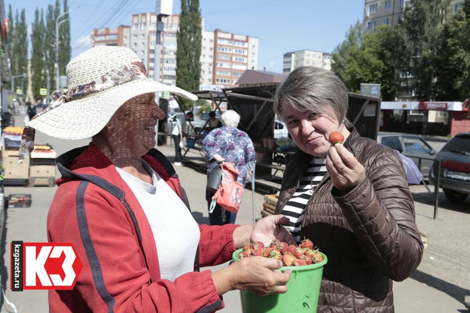 Жительница города радуется свежим ягодам. Фото: Руслан Никонов, «КЗ».