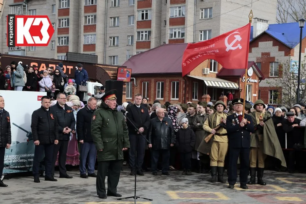 Перед собравшимися выступил генерал-лейтенант Михаил Змеёв, командующий внутренними войсками Приволжского округа МВД РФ, участник боевых действий. Фото: Руслан Никонов, «КЗ».
